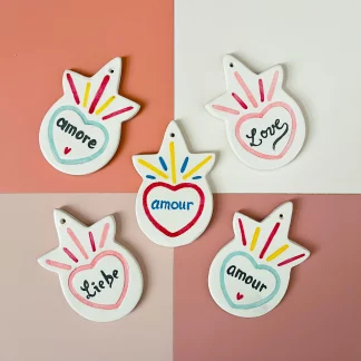 Ex-votos en céramique polychromes faits à la main en France