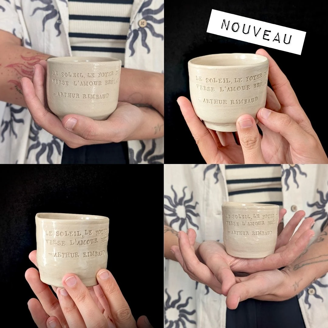 Plusieurs modèles de la tasse à espresso artisanal estampillé avec une citation du poème Soleil et Chair d'Arthur Rimbaud